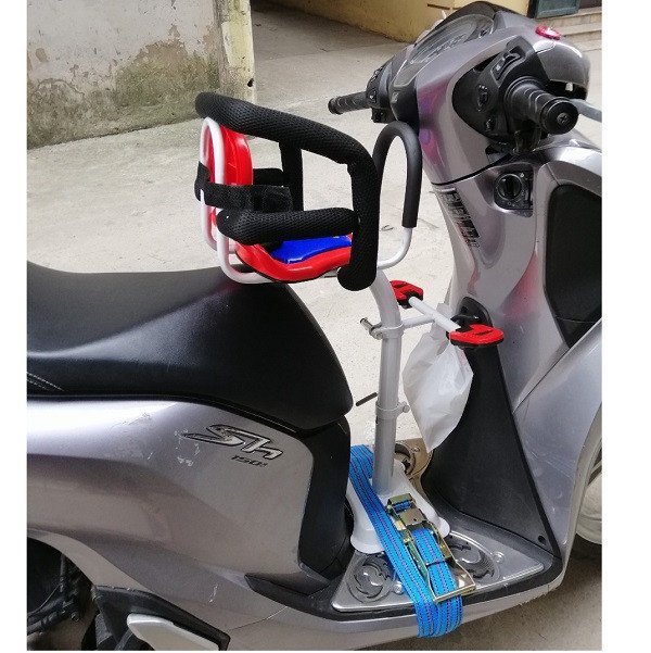 Ghế ngồi xe máy cho bé lắp phía trước, giúp bé tương tác với người lái