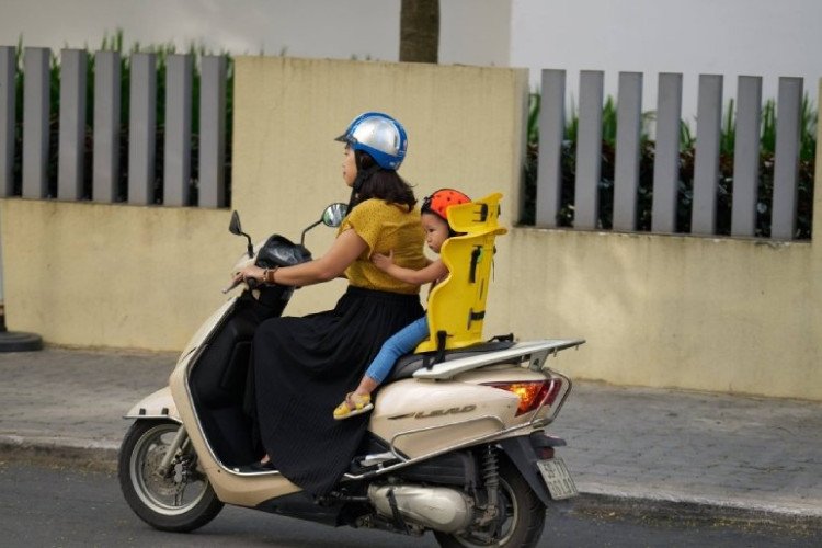 Ghế ngồi xe máy chuyên dụng được gắn chắc chắn vào xe tay ga