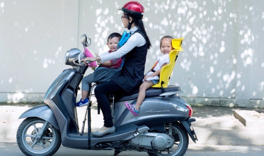 Ghế ngồi xe máy có thể gắn phía trước và phía sau cho bé tư thế ngồi thoải mái