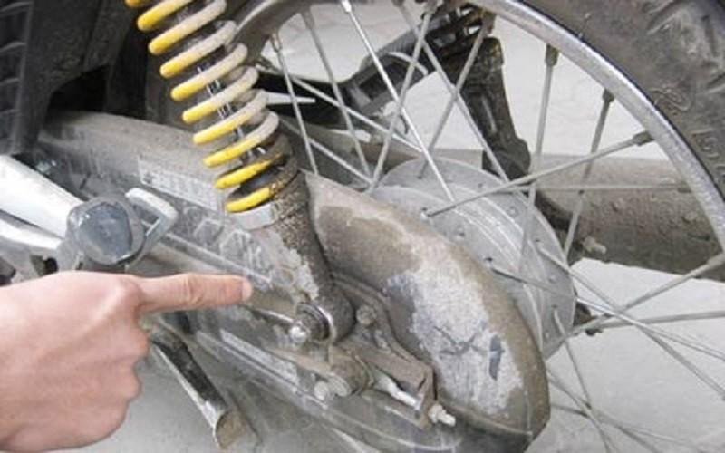 Giảm xóc xe máy bị chảy dầu do nhiều nguyên nhân khác nhau
