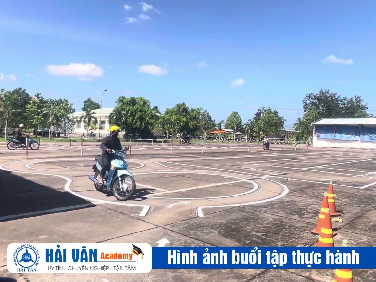 Giảng viên hướng dẫn thực hành thi bằng lái xe máy tại Bảo Lộc