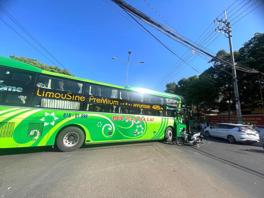 Giao thông bị cản trở một phần do tai nạn liên quan đến xe khách