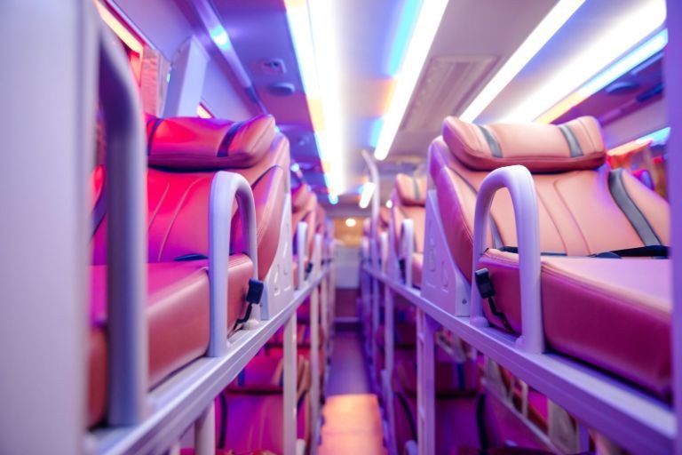 Giường nằm 3 tầng tiện nghi trên xe Minh Cương