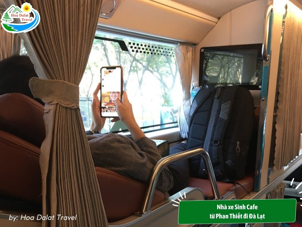 Giường nằm có rèm che riêng tư trên xe Sinh Cafe