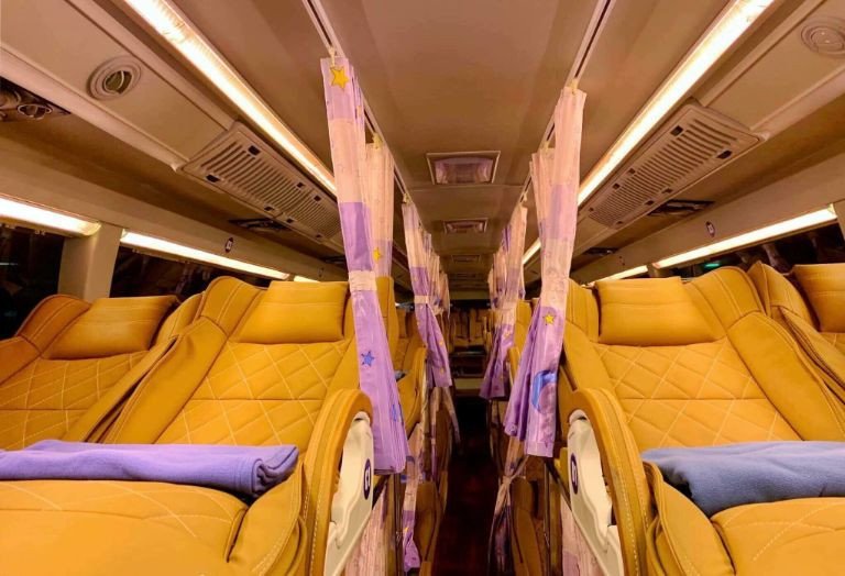 Giường nằm rộng rãi trên xe Quang Đạo được lót đệm dày