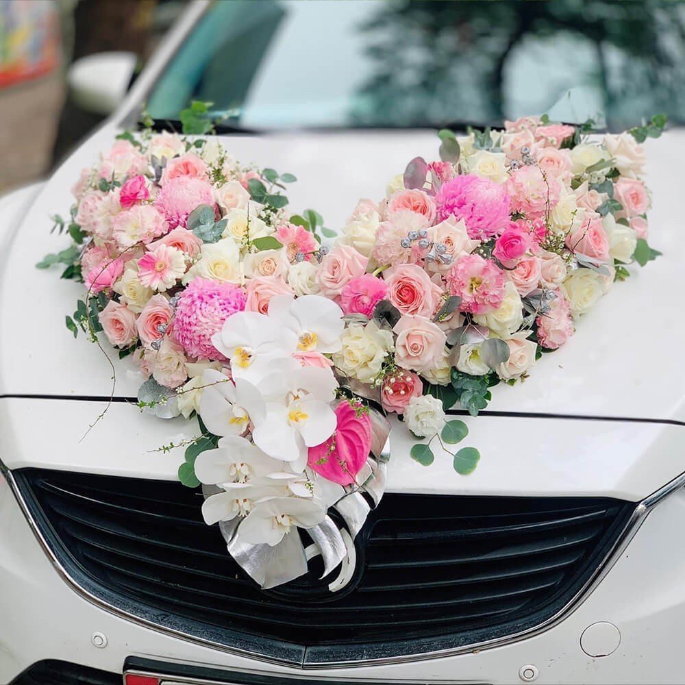 Góc nhìn cận cảnh cụm hoa tươi trên mui xe
