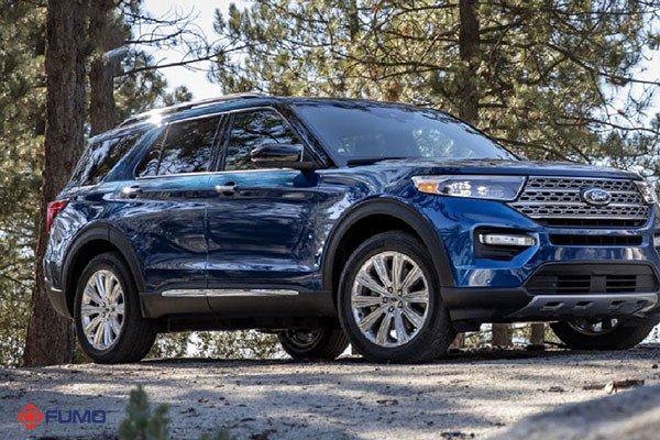 Góc nhìn từ trên cao xuống chiếc xe 7 chỗ Ford màu xanh đậm đang đỗ trong bãi đỗ xe rộng rãi