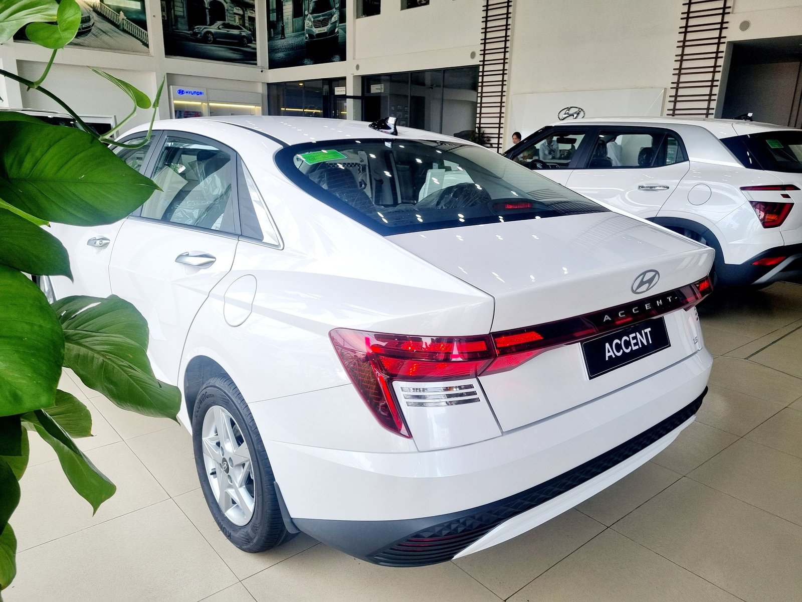 Góc sau Accent 1.5 AT Tiêu chuẩn trang bị đèn hậu thường