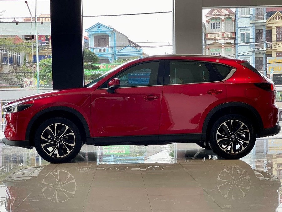 Gói tùy chọn Sport với các chi tiết ngoại thất màu đen trên Mazda CX-5