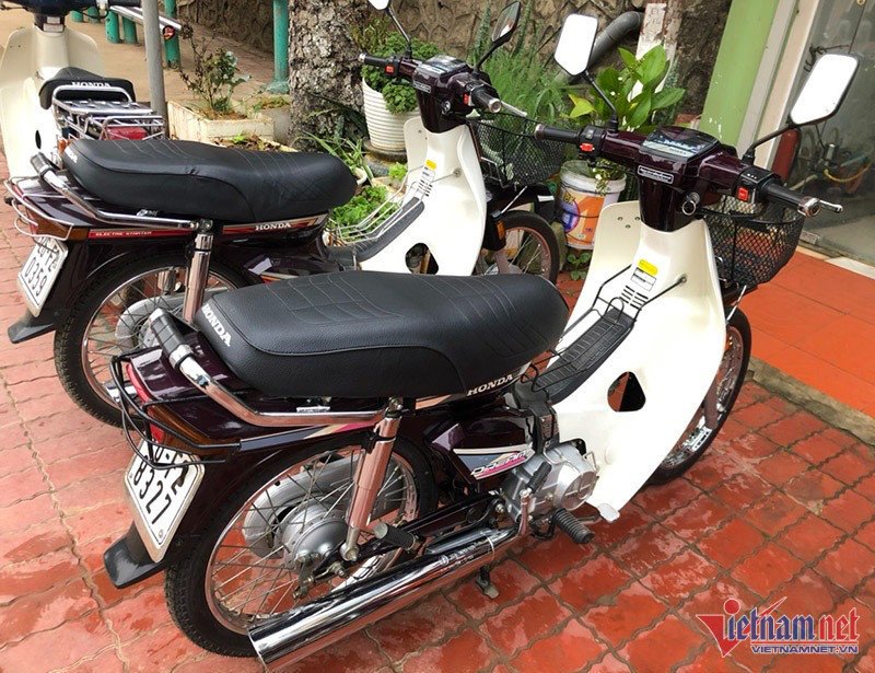 Hai chiếc Honda Dream II màu đen bóng bẩy, biểu tượng của sự giàu có những năm 90