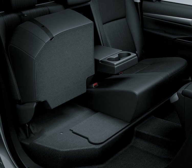 Hàng ghế sau có thể gập gọn tiện lợi của Hilux 2024