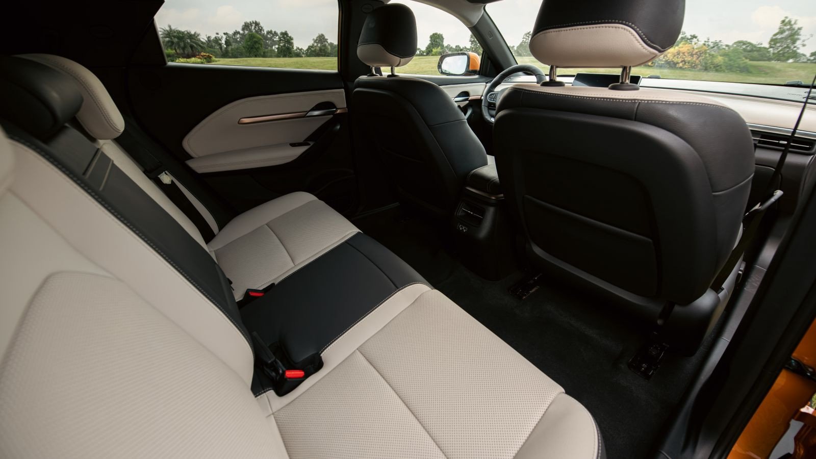 Hàng ghế sau của VF6 với không gian thoải mái và tiện nghi