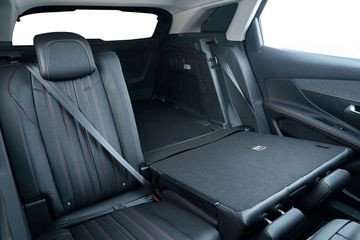 Hàng ghế thứ hai của Peugeot 3008 với các tiện ích đi kèm