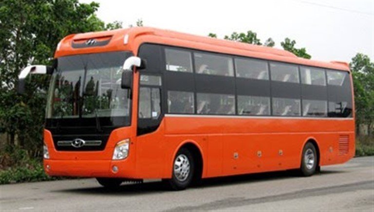 Hành khách đang kiểm tra thông tin về các chuyến xe khách Hải Phòng Nghệ An tại bến xe.