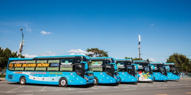 Hành khách đang kiểm tra thông tin vé và chuẩn bị lên xe khách chất lượng cao