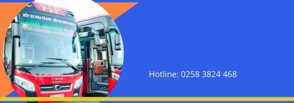 Hành khách đang sử dụng điện thoại tra cứu thông tin xe khách