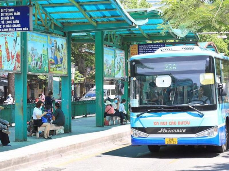 Hành khách di chuyển bằng xe buýt tại Hà Nội, giúp du khách dễ dàng lên kế hoạch xe buýt Hà Nội chạy đến mấy giờ