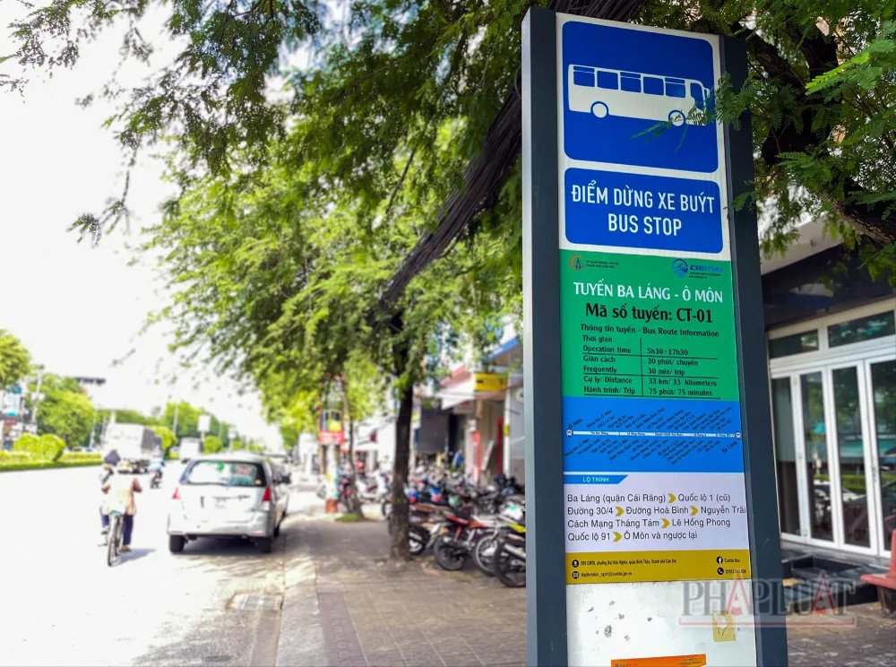 Hành khách lên xe buýt nội thành tại bến xe ở Cần Thơ