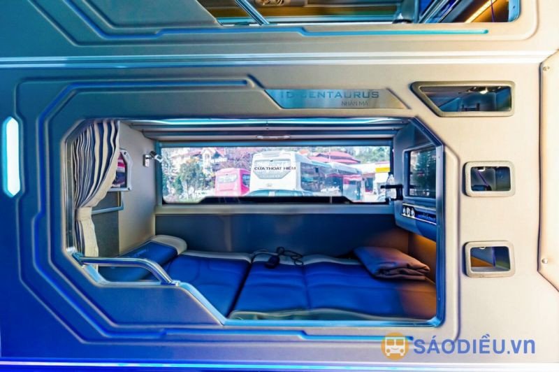 Hành khách nghỉ ngơi thoải mái trên giường xe cabin trong suốt hành trình đêm