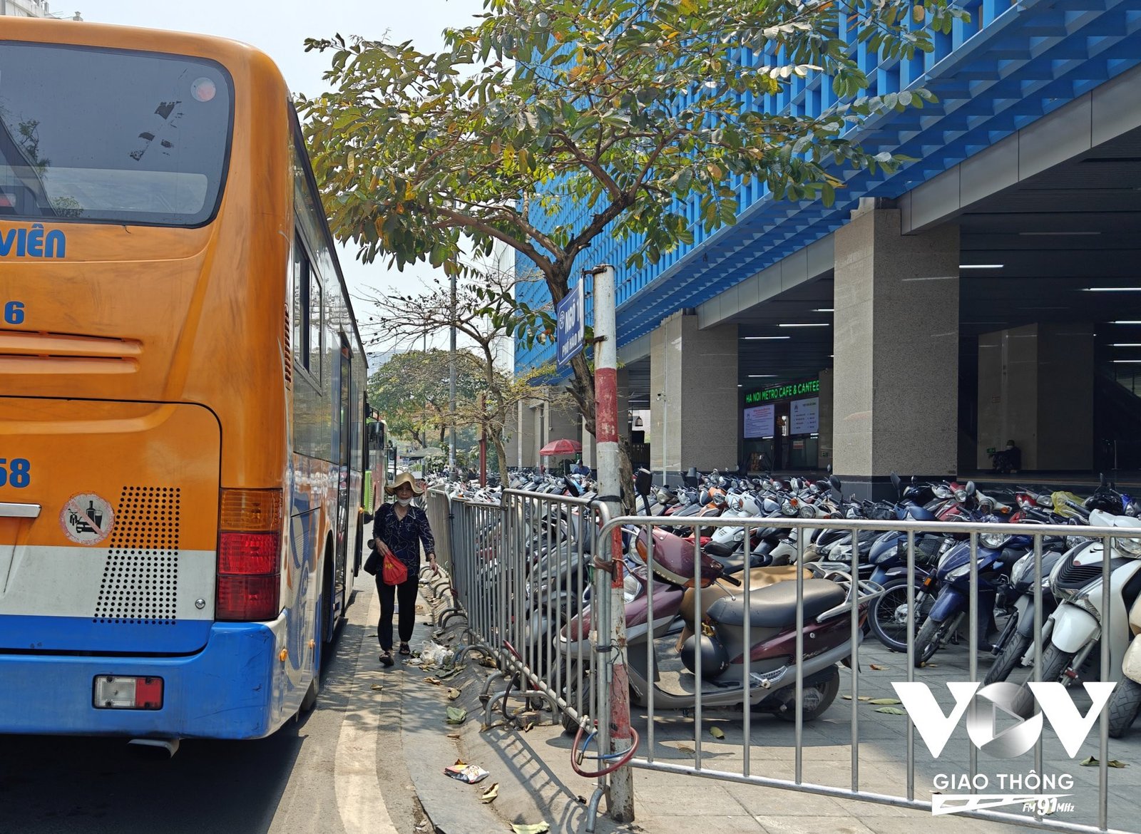 Hành khách phải đi dưới lòng đường do vỉa hè bị chiếm dụng để đỗ xe máy gần nhà ga