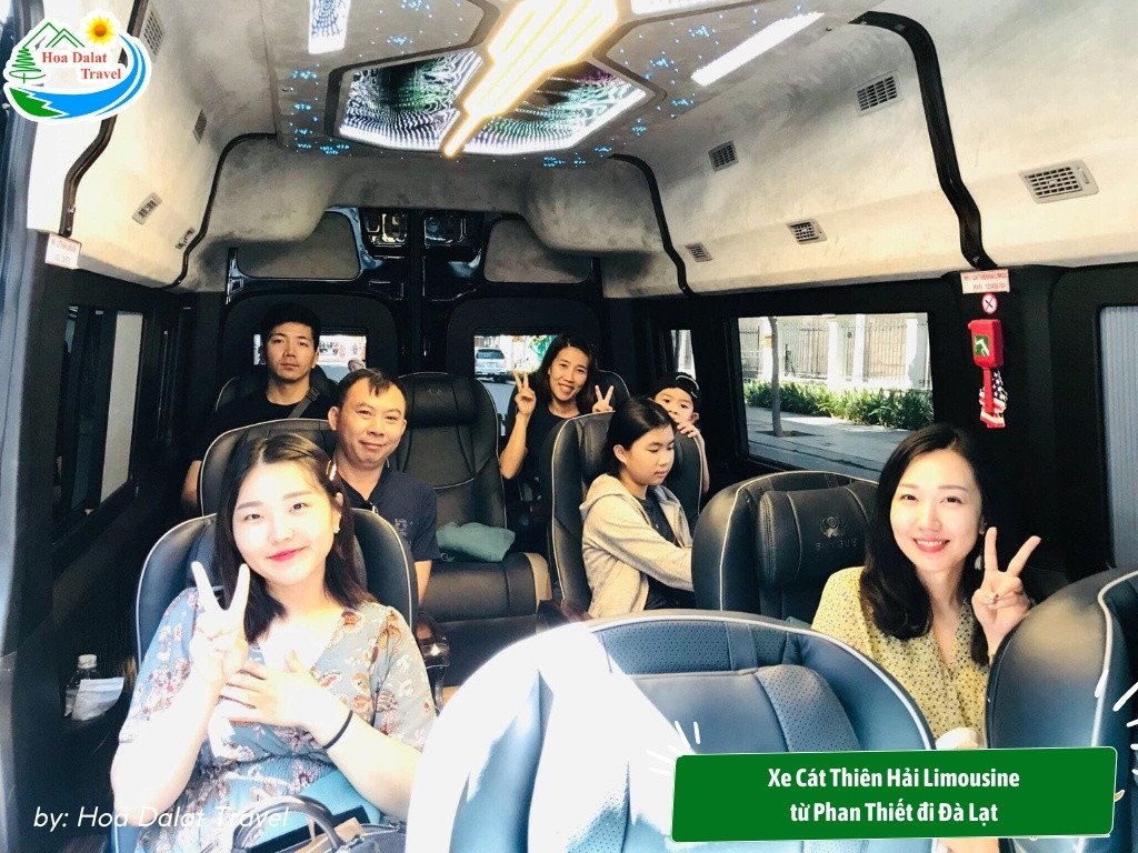 Hành khách tận hưởng chuyến đi Đà Lạt từ Phan Thiết trên xe Limousine