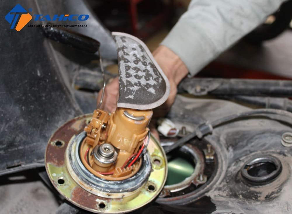 Hệ thống bơm xăng dẫn nhiên liệu đến bình xăng con