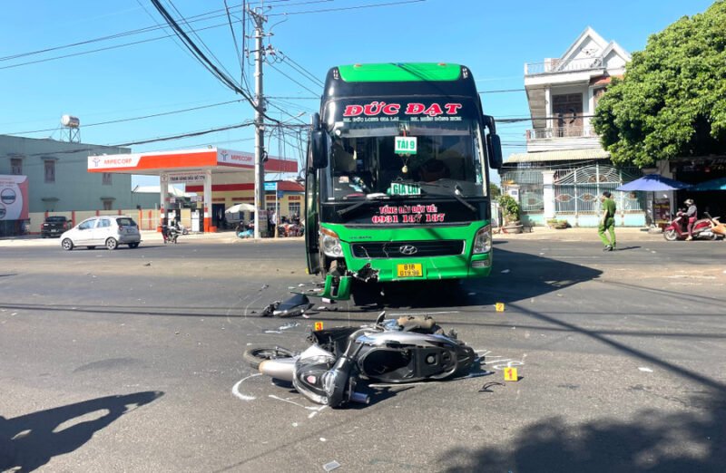 Hiện trường vụ tai nạn liên quan đến xe khách giường nằm