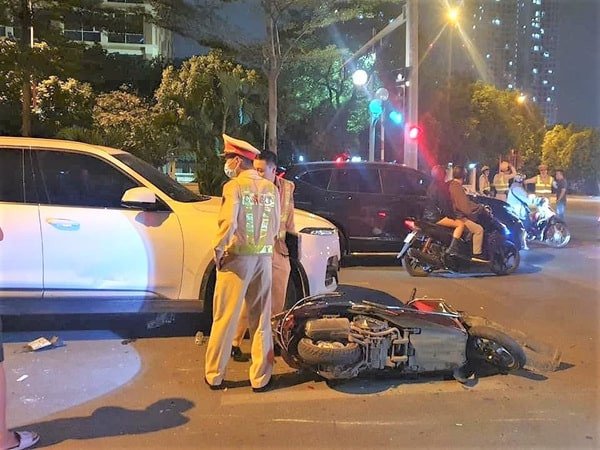 Hiện trường vụ va chạm giữa xe máy và ô tô cần được bảo vệ và ghi nhận chi tiết
