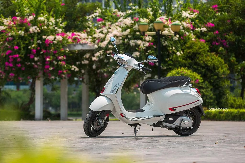 Hình ảnh ba chiếc Vespa với các màu sắc khác nhau đặt cạnh nhau, thể hiện sự đa dạng trong dòng sản phẩm