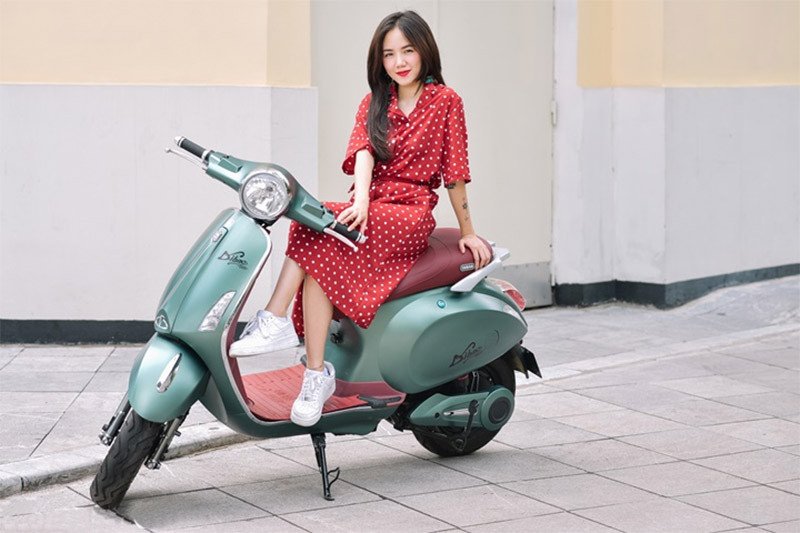 Hình ảnh ba chiếc xe tay ga điện mang phong cách Vespa của các thương hiệu khác nhau đỗ cạnh nhau