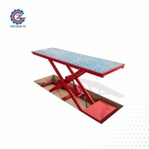 Hình ảnh bàn nâng xe máy âm sàn đang được lắp đặt hoặc ở trạng thái hạ thấp