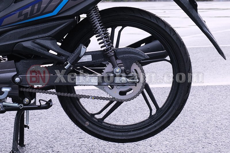 Hình ảnh bánh sau và phuộc nhún của xe Galaxy 50cc