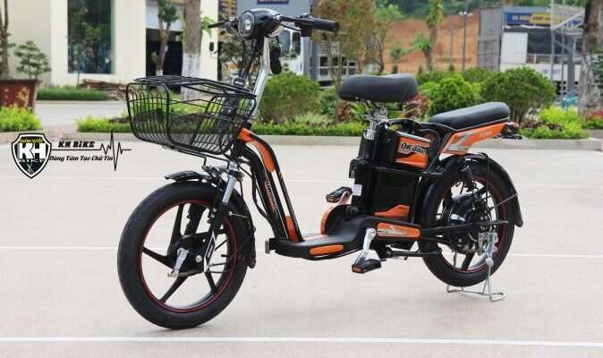 Hình ảnh bánh trước xe đạp điện với giảm xóc êm ái