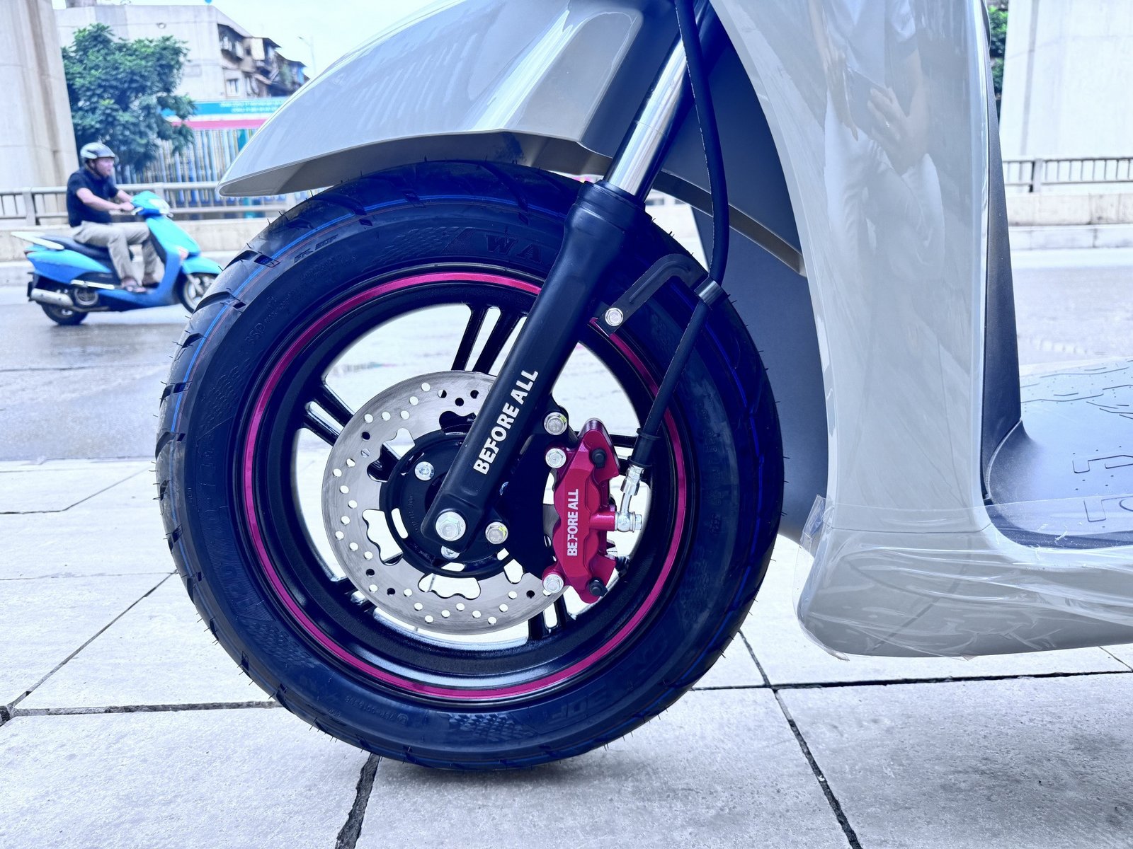 Hình ảnh bánh xe 14 inch với lốp không săm của xe điện