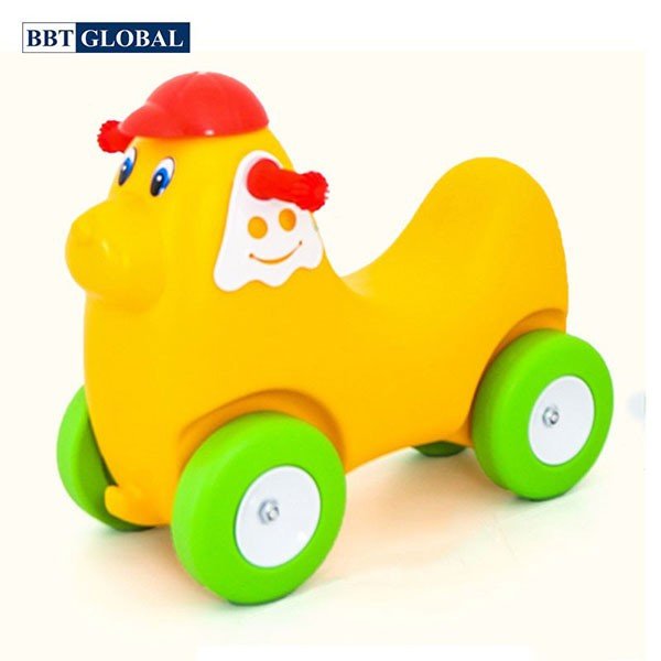 Hình ảnh bé 2-3 tuổi tự điều khiển xe chòi chân hình chú chó màu vàng