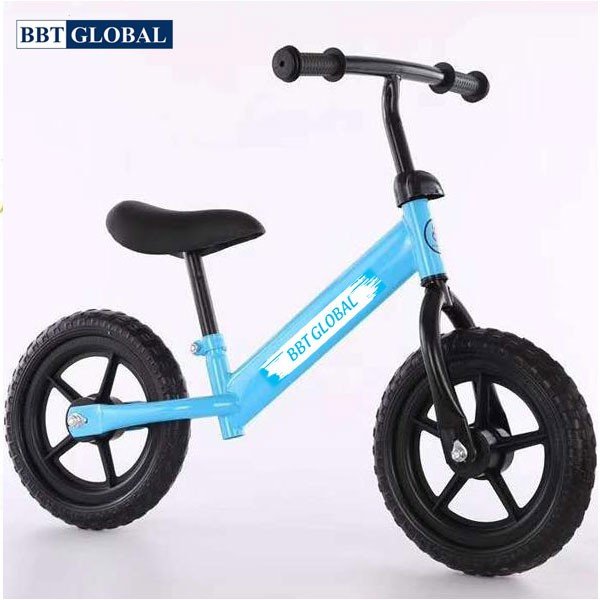 Hình ảnh bé lớn hơn đang tập giữ thăng bằng trên xe thăng bằng màu xanh dương