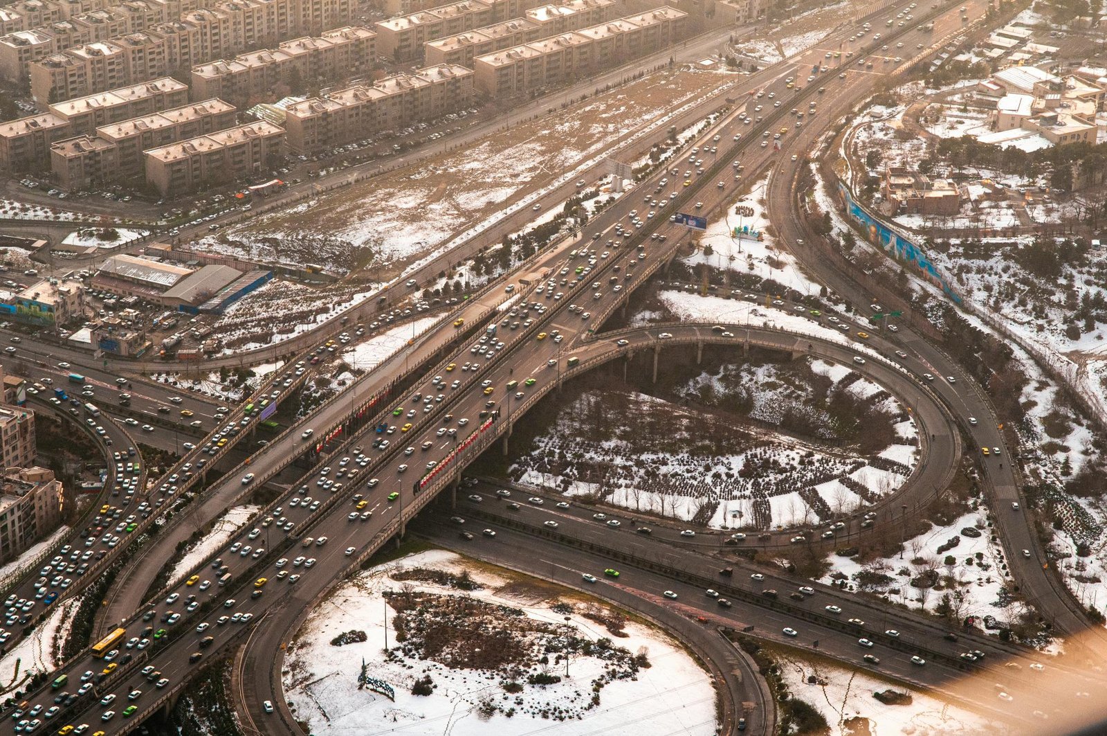 Hình ảnh bên trong một bến xe lớn với nhiều xe khách đang đỗ