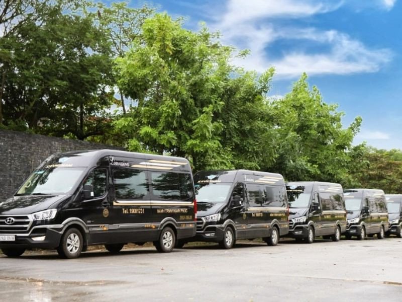 Hình ảnh biển báo giao thông trên đường cao tốc, nhấn mạnh tầm quan trọng của việc tuân thủ luật lệ