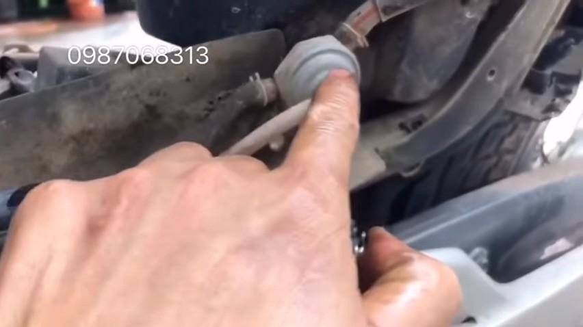 Hình ảnh bộ phận điều tiết xăng được tháo rời để kiểm tra