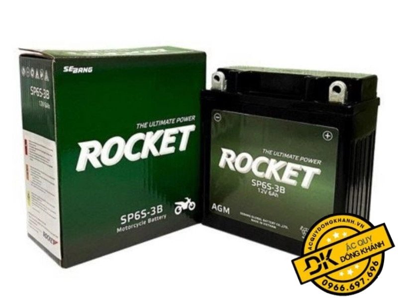 Hình ảnh bộ sạc ắc quy xe máy chuyên dụng đang được sử dụng