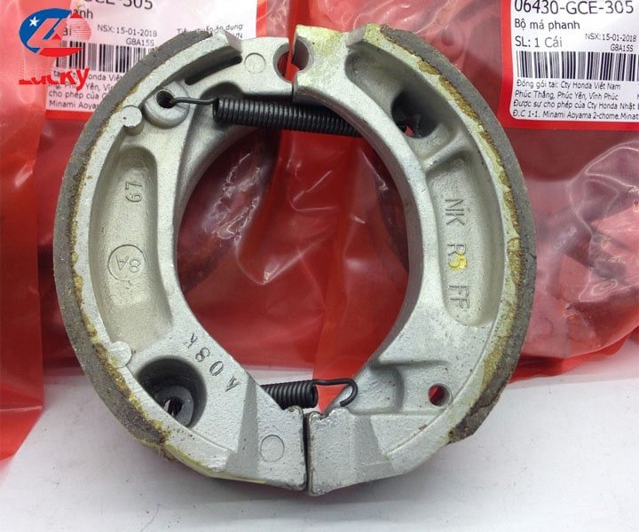 Hình ảnh bộ thắng xe máy thể hiện các bộ phận cơ bản của hệ thống phanh