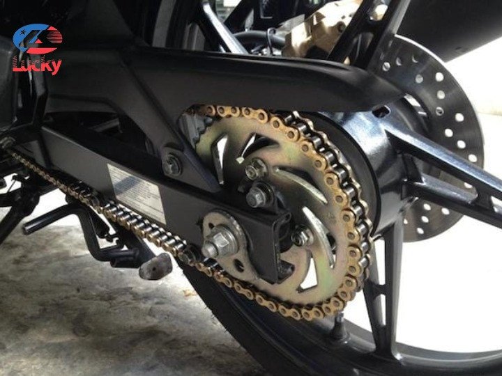 Hình ảnh bugi xe máy cần được kiểm tra định kỳ để tránh hiện tượng giật