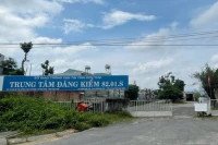 Hình ảnh các kỹ thuật viên đang làm việc với hồ sơ xe tại khu vực kiểm tra