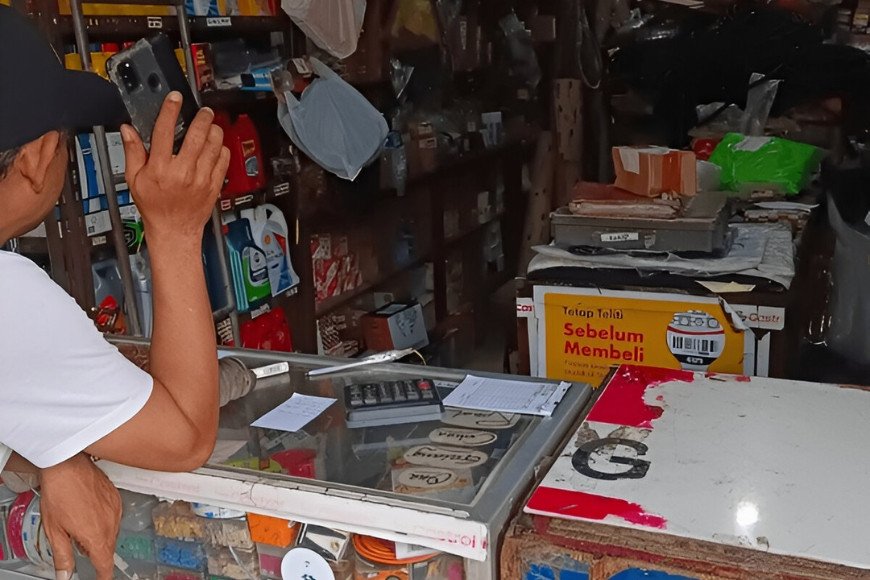 Hình ảnh các loại phụ tùng cơ bản như lọc gió, bugi và dầu nhớt được trưng bày tại quầy hàng