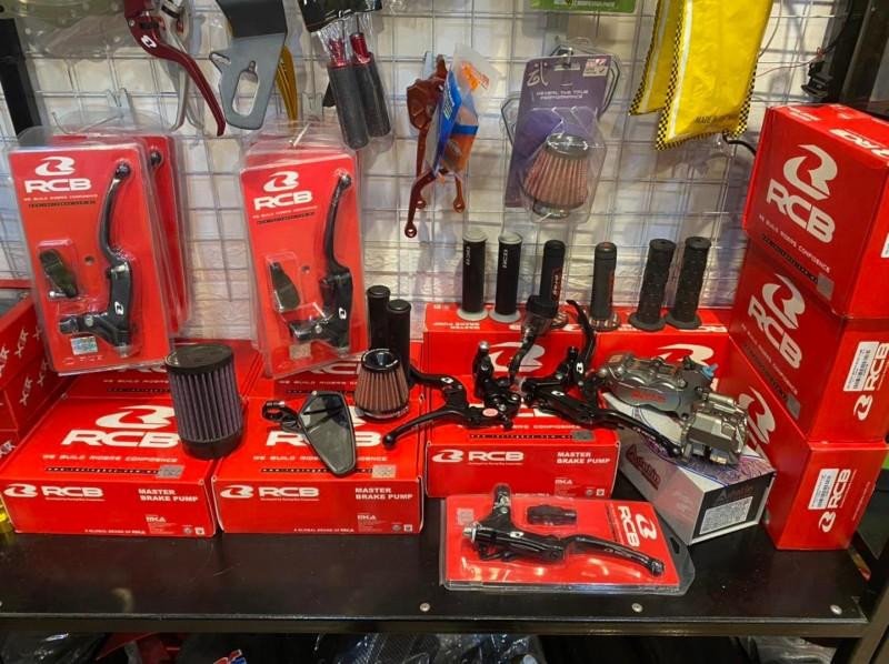 Hình ảnh các loại phụ tùng xe máy hiệu suất cao được bày bán tại cửa hàng ở Hà Nội