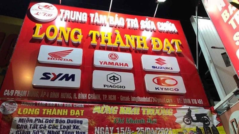 Hình ảnh các mẫu bảng hiệu sửa xe máy sử dụng chất liệu khác nhau, thể hiện sự đa dạng