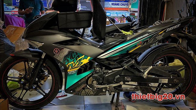 Hình ảnh các miếng đề can xe máy được ghép nối để tạo thành một thiết kế phức tạp