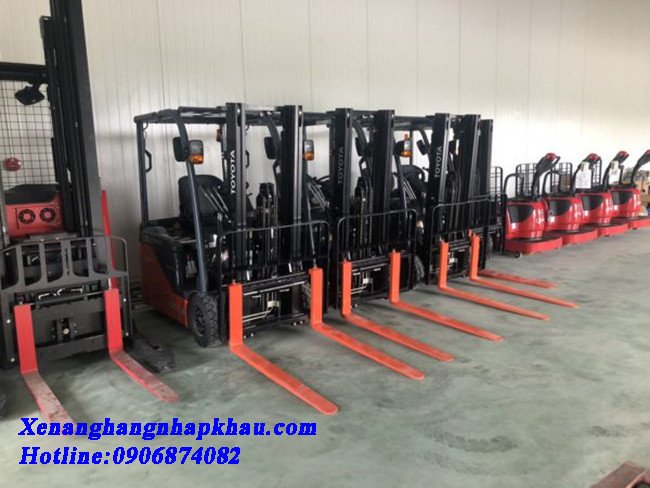 Hình ảnh các phụ tùng xe nâng như lốp xe và bình điện