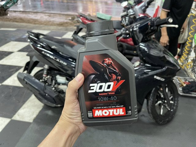 Hình ảnh các sản phẩm dầu nhớt cao cấp của Motul