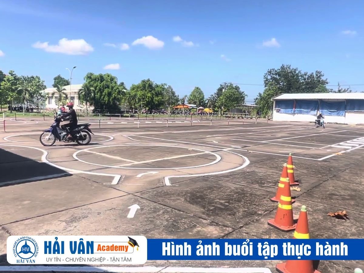 Hình ảnh các thí sinh chuẩn bị bước vào phòng thi lý thuyết bằng lái xe máy